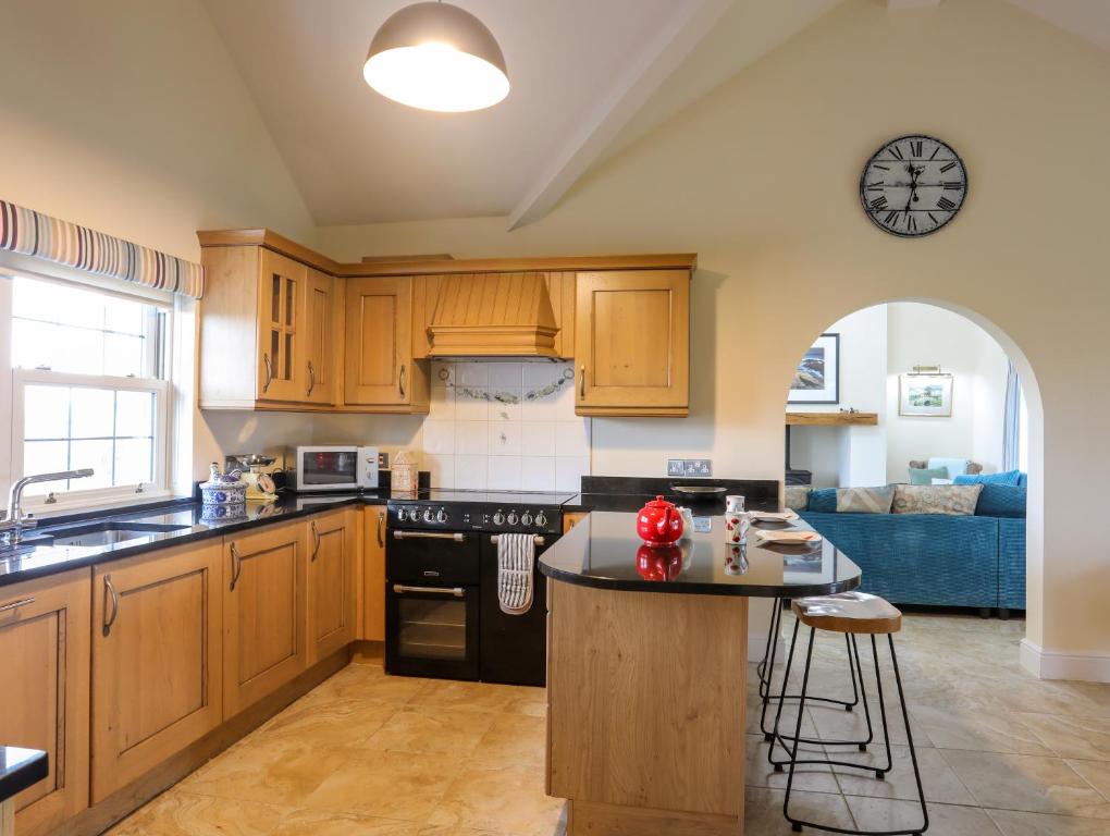 Pen y Bont Bach, Red Wharf Bay photo 7