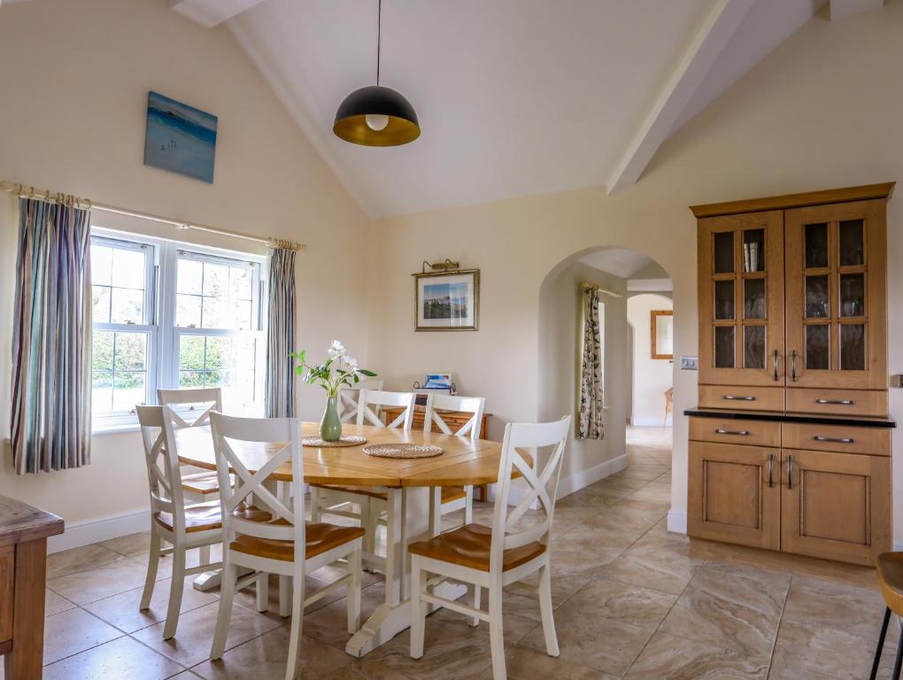 Pen y Bont Bach, Red Wharf Bay photo 3