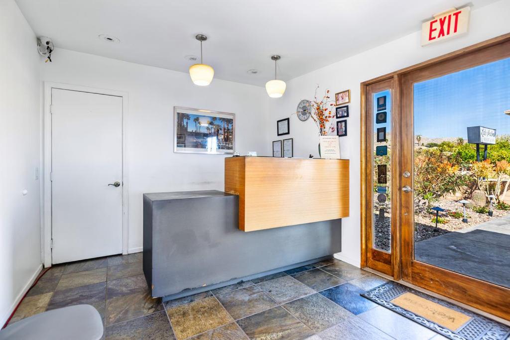 Lido Palms Resort and Spa フロント・ロビー