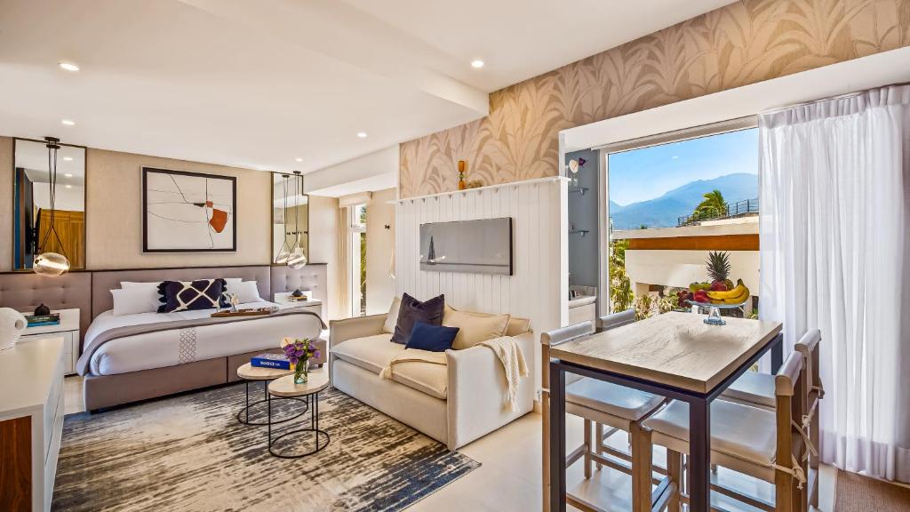 Stunning Beachfront Condo - Sea Views & Pools, Puerto Vallarta