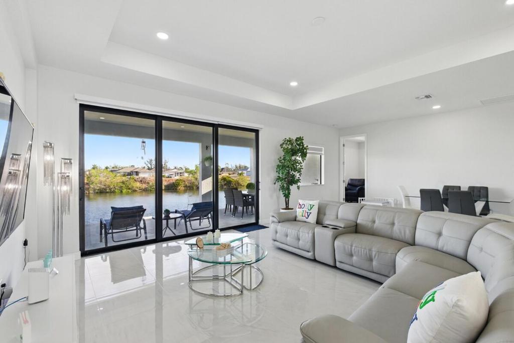 Beautiful Home with Canal Views, Cape Coral