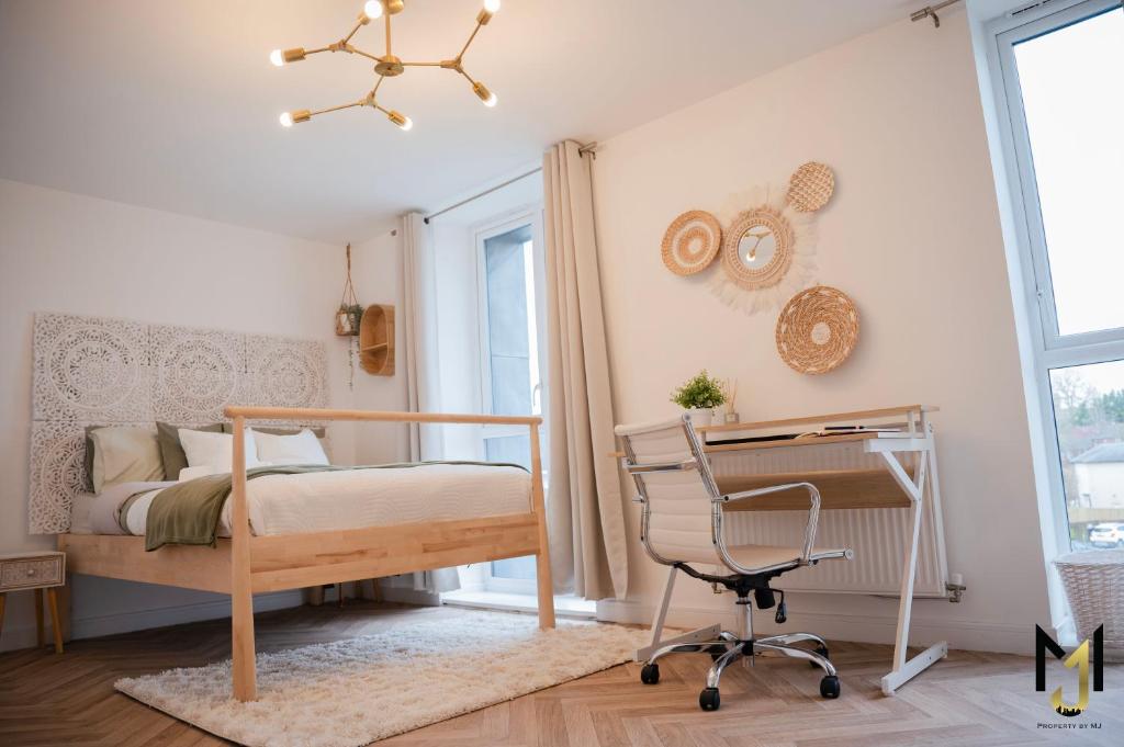 'Bohemian Deluxe' City-Center 2BR Apt, Free Parking & Balcony View, Reading