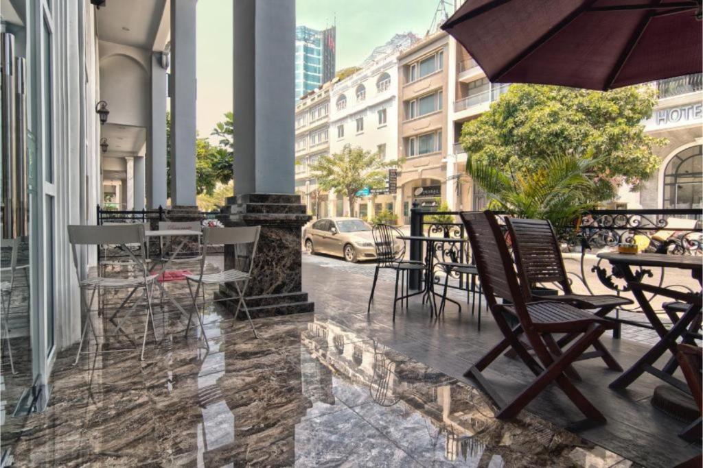 Dancentre Luxury Apartment Room or Facade