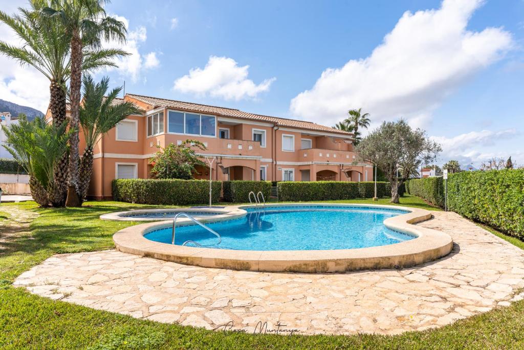 Apartamento de Diseño Reformado con Piscina y Jardín - 3