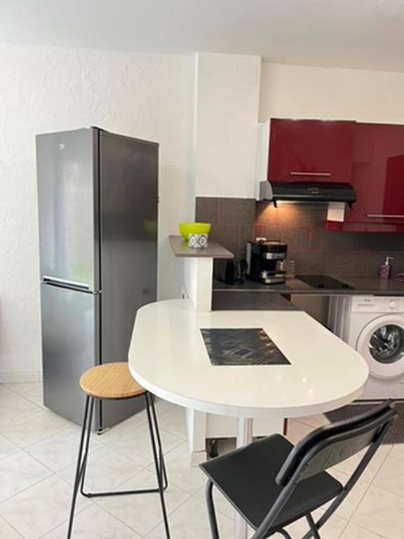 Appartement Coeur de Ville avec Terrasse et Parking - 2