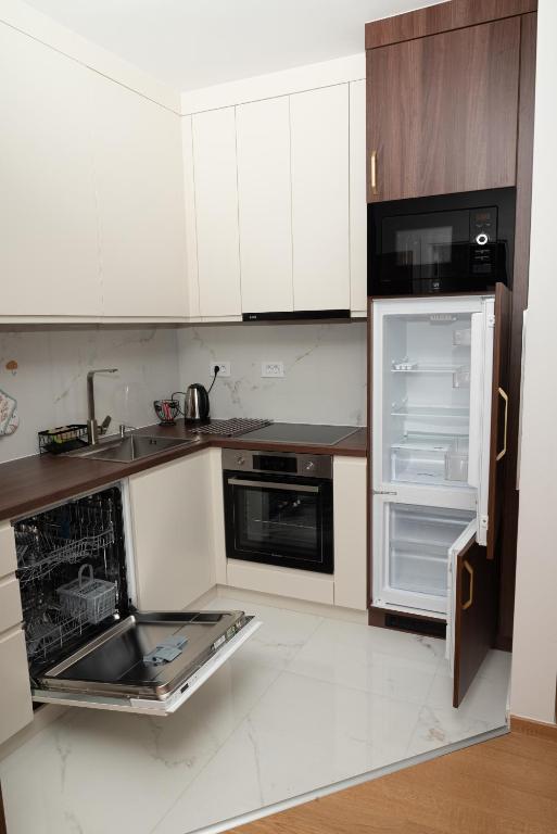 Elegant Downtown Apartment with Private Parking - 2