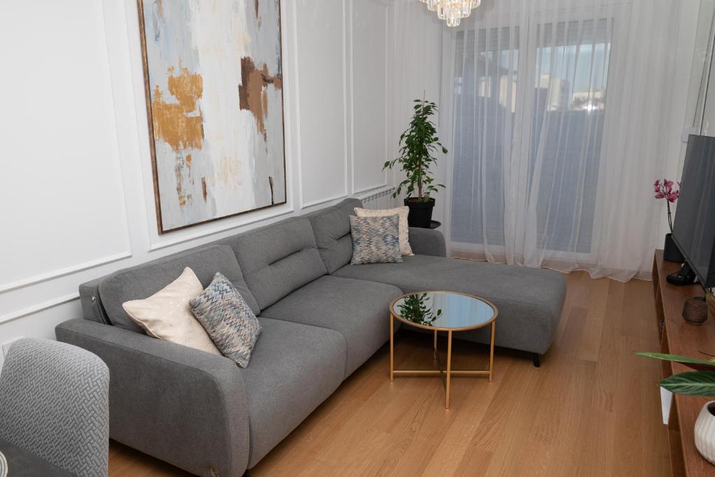 Elegant Downtown Apartment with Private Parking - 4