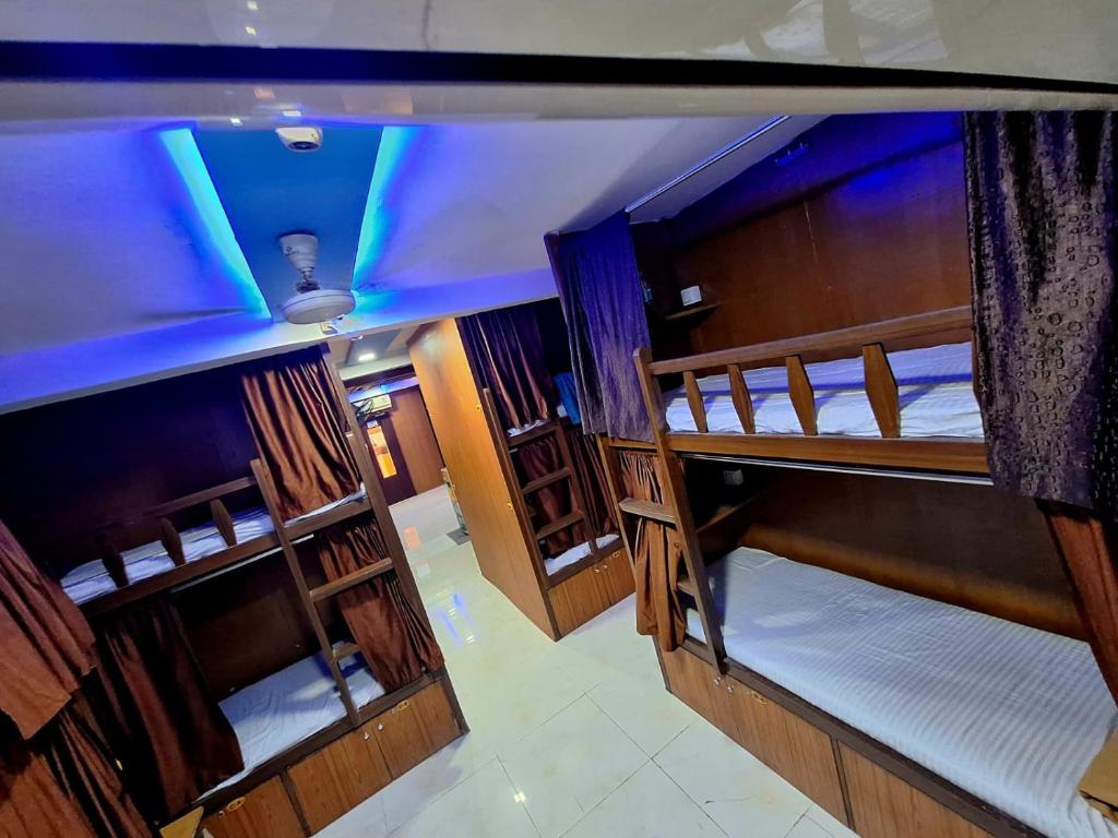 Neon Nest Dormitory Suits Asalpha Metro, Bombaj