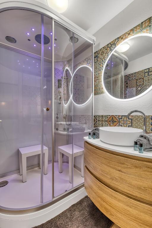 Studio Victoria SPA, au coeur du centre-ville CABINE HAMMAM -WIFI -GRAND LIT DOUBLE QUEEN SIZE 160x200cm - 3