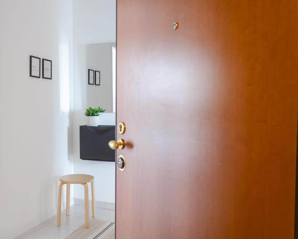 Metropolitan Home Gonin - 5