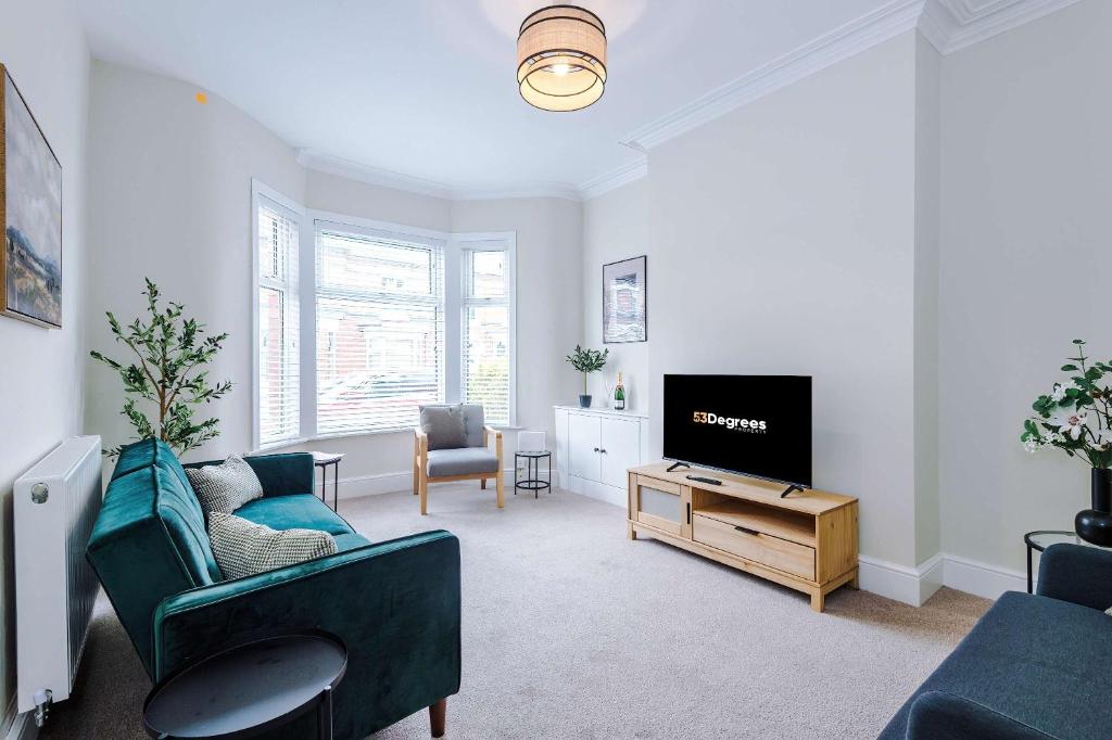 Spacious & Modern House in Crewe by 53 Degrees Property, Ideal for Long Term, Sleeps 8!, Crewe