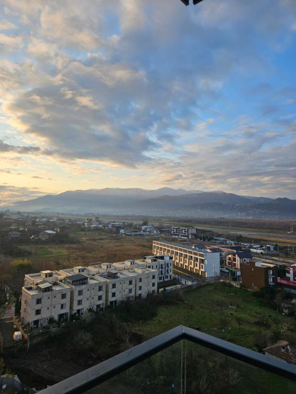 Rainbow, отличная квартира в 100 метрах от моря с полноценной кухней,выделенной спальней и шикарным видом!, Batumi