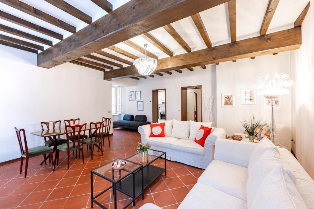 Large Apartment in the Historic Center of Parma, Parma