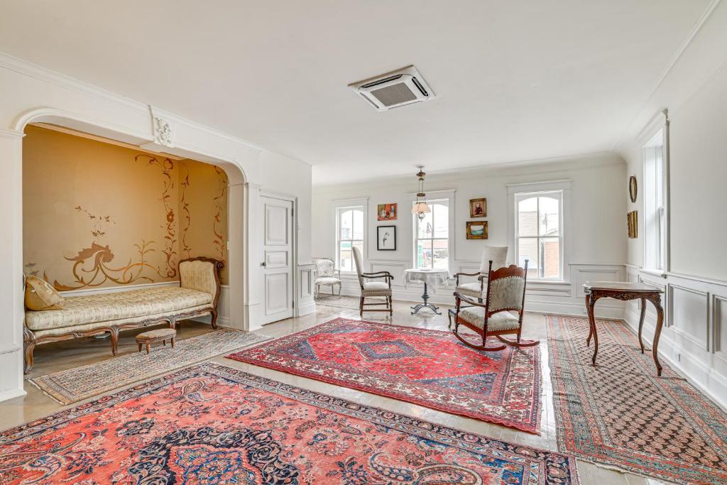 Walkable Main Street Location Spring Grove Apt, Spring Grove