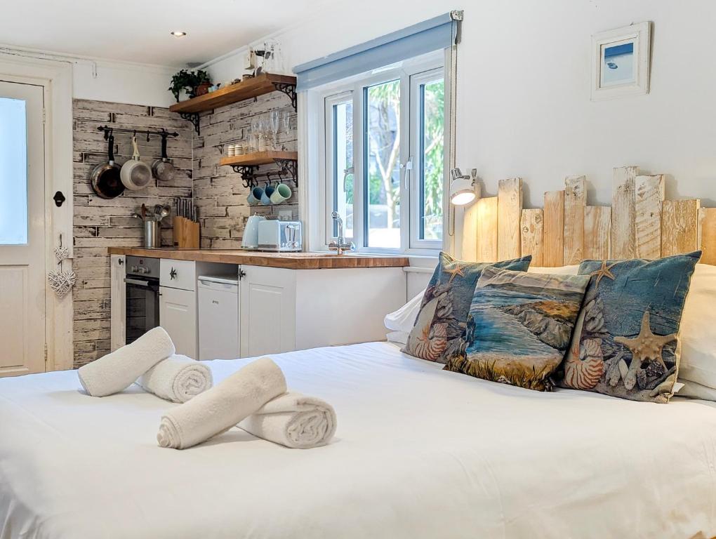 Brunswick Garden Studio - Patio - by Brighton Holiday Lets, Brighton and Hove