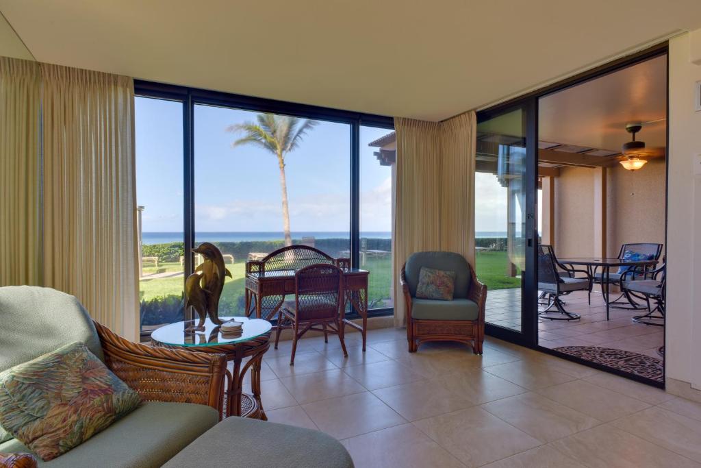 Lahaina Condo with Patio, Ocean Views and Pool Access! 전경