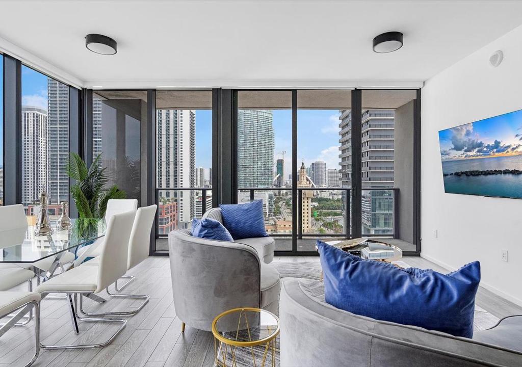 X-Lounge II - Highrise in the Heart of Downtown with Rooftop Pool & Skyline Views, Miami