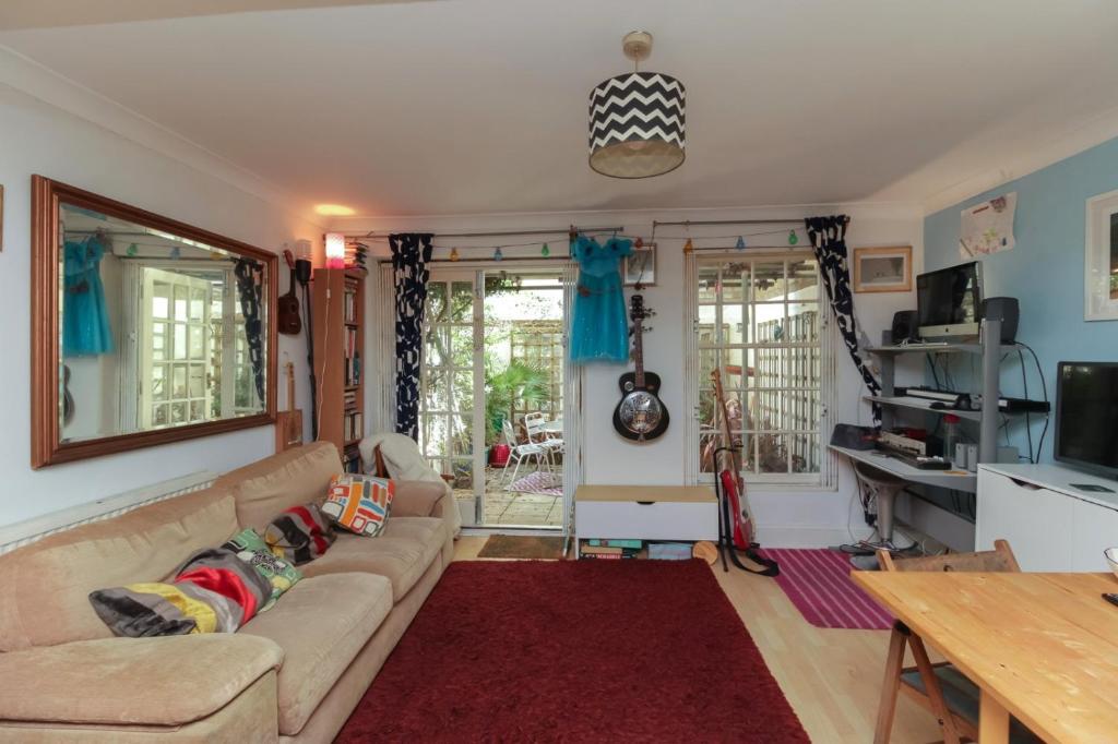 Garden flat, 2 mins walk from beach, Brighton & Hove