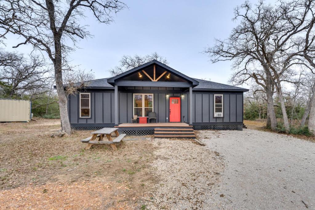 Private Deck and Forest Setting Waelder Cabin!, Waelder