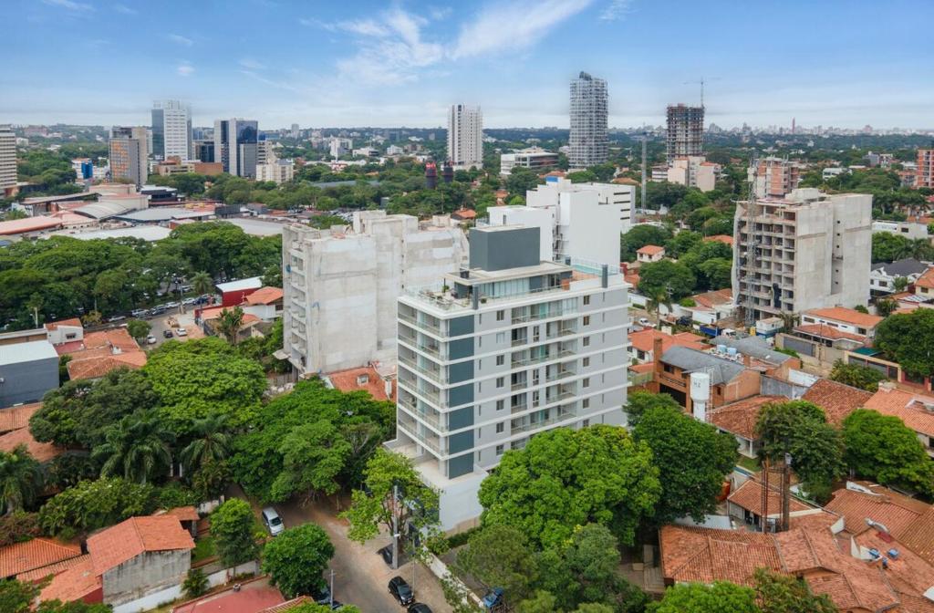 702 Emerald Steps from the best malls in town! High Speed Wifi - 3