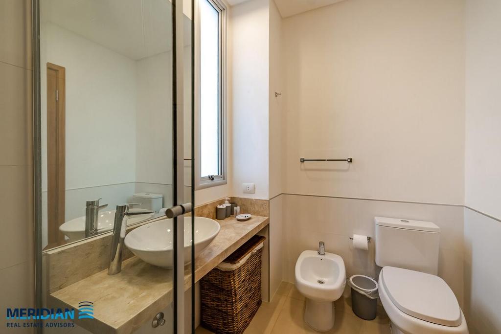 702 Emerald Steps from the best malls in town! High Speed Wifi - 4
