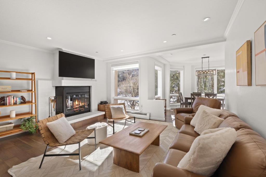 Chamonix 30, Snowmass Ski-In Ski-Out Condo with Shared Pool, Hot Tub & Gym, Snowmass Village