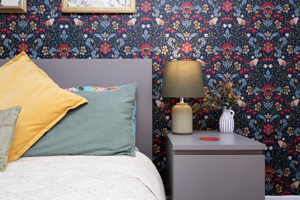 26 7 mins Stadium Central Apart sleeps 4, Cardiff