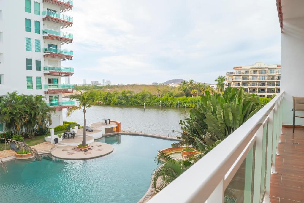 condominio con una bonita vista del puerto deportivo de G P S rentas - 1