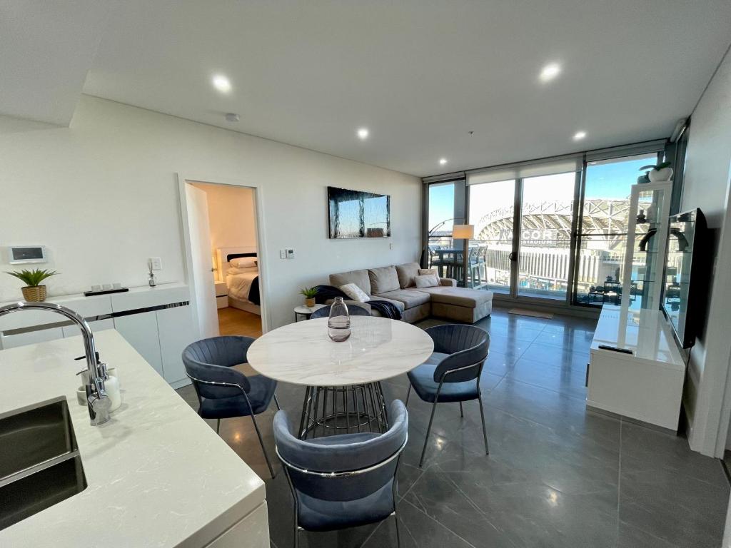 Olympic Park Delight - 2 Bdrm -Parking - Views, Sydney
