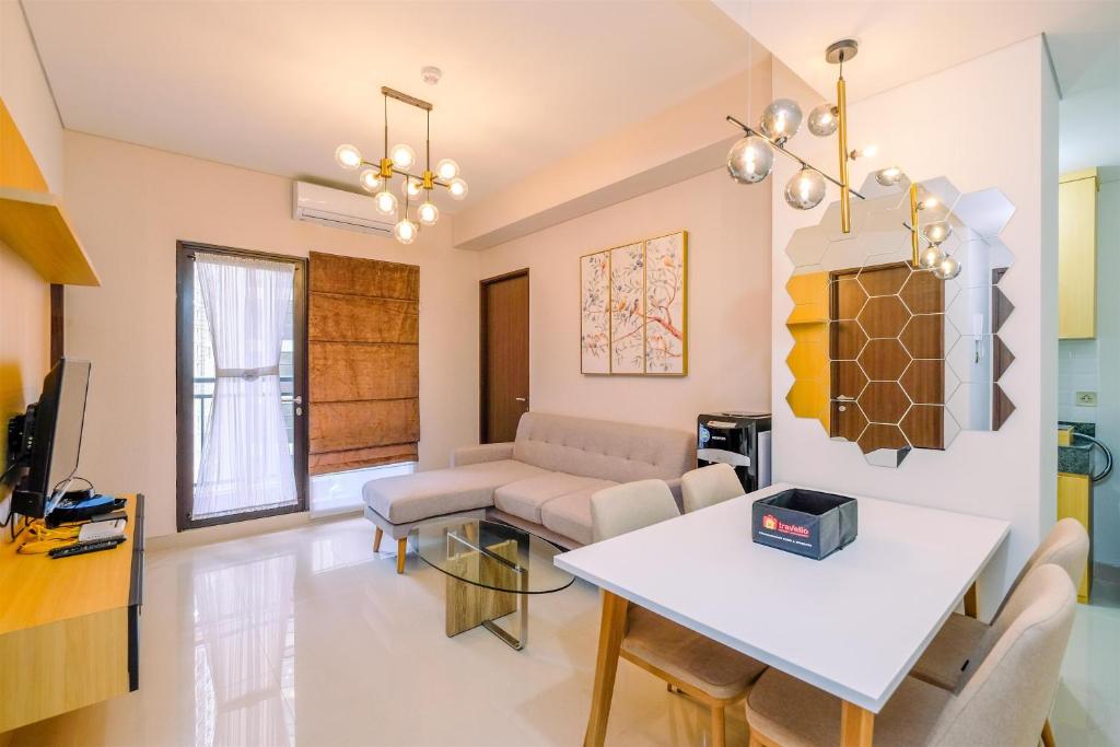 Elegant and Comfy 3BR Transpark Cibubur Apartment By Travelio, Depok