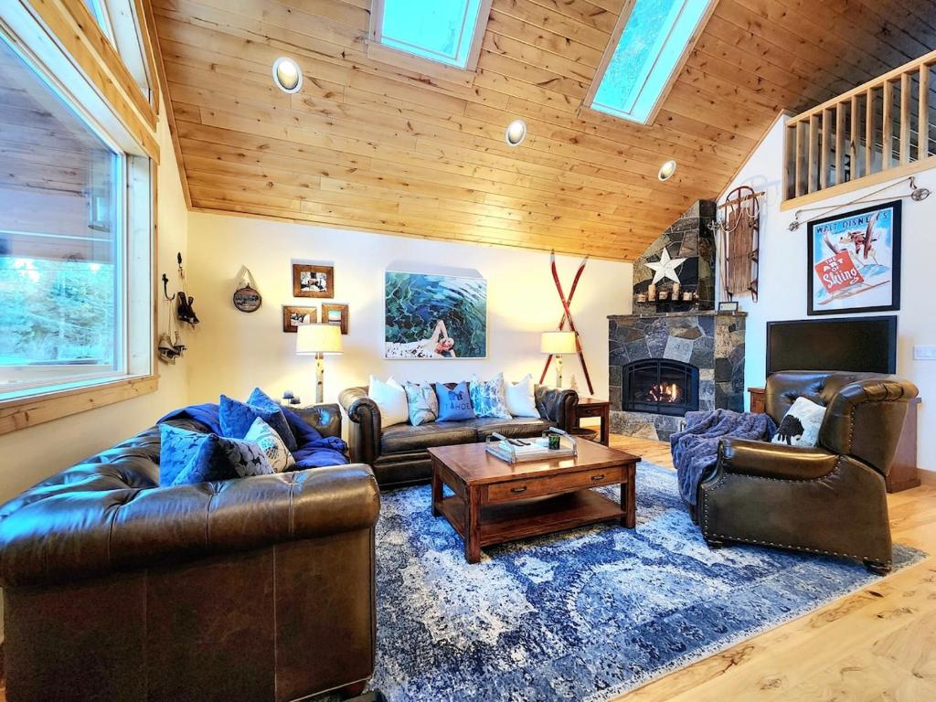 Das Bar Haus - Walk to Beach & Close to Ski Resort, Tahoe Vista