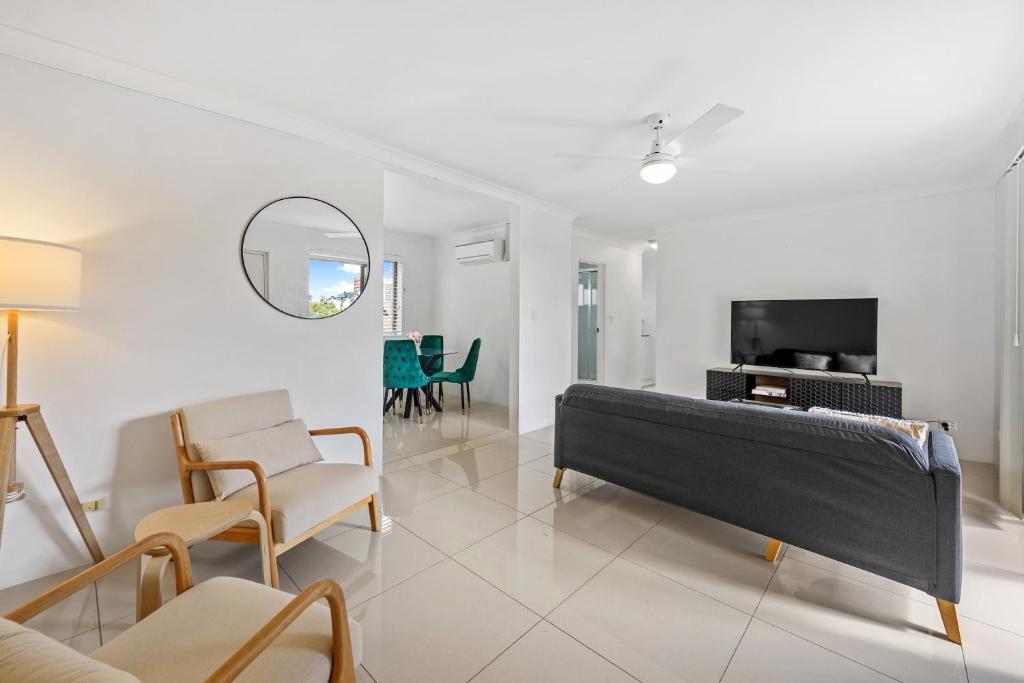 Spacious 2BRM Apt Close to Gabba with Parking & Wifi, Brisbane