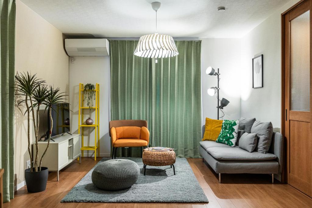 GO FINE 天下茶屋 brown, Ósaka