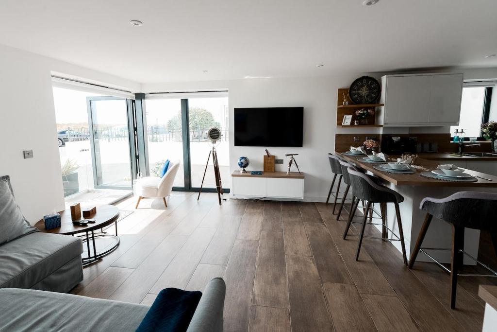 Coast Beachfront GF Apartment Bournemouth - photo 2