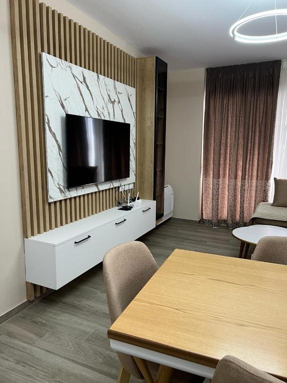 Large Apartment 2, Vlorë