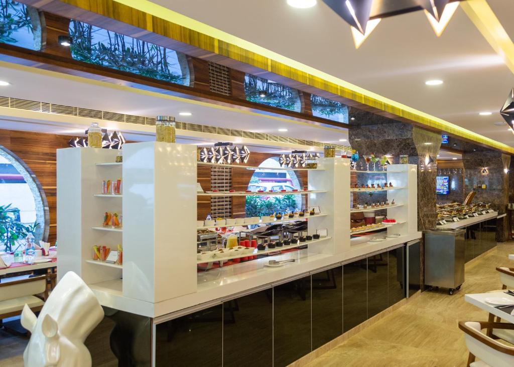 Restaurant, Hotel Park Elanza Chennai in Chennai