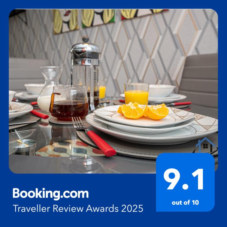 Garfield House, 3 bed house, sleeps 7, Nr Rushden Lakes, allocated parking, corporates welcome, Wellingborough