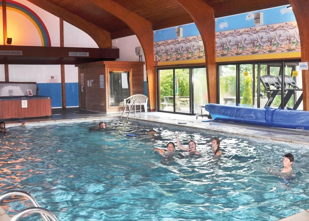 Pantglas Hall Lodges, Llanfynydd