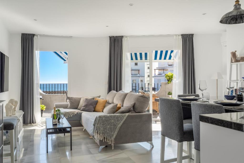 Luxury Stay with Rooftop Terrace 2 Min to Beach - 4