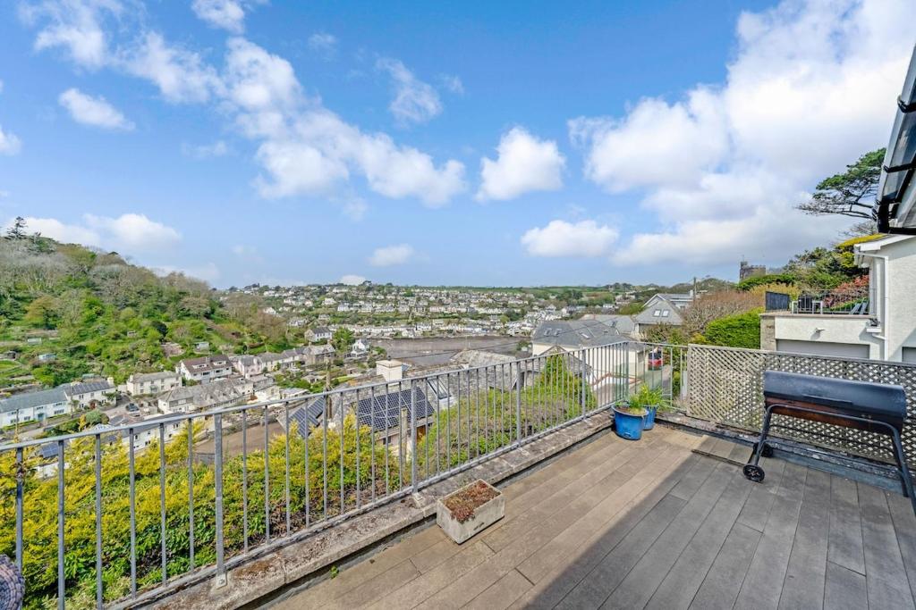 Amazing River Views from Wakehurst- Gorgeous House in Noss Mayo, Noss Mayo