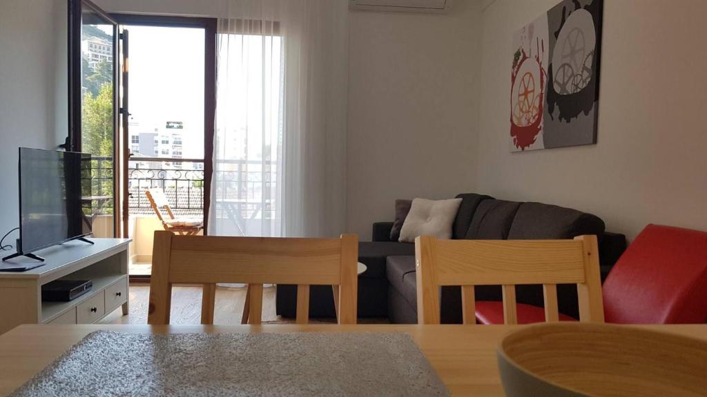 Cozy Budva Apartment in City Center with Mountain Views - 2