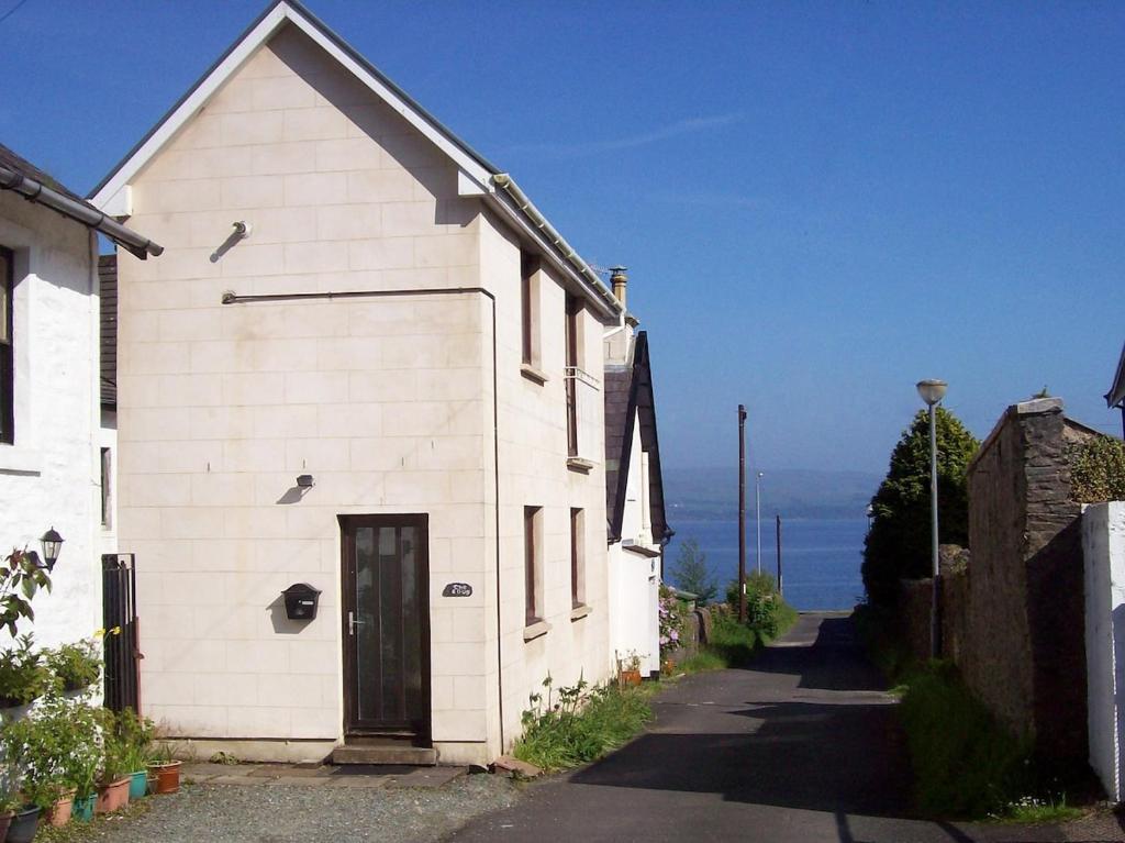 The Snug a cosy, quirky detached cottage with sea views, Innellan