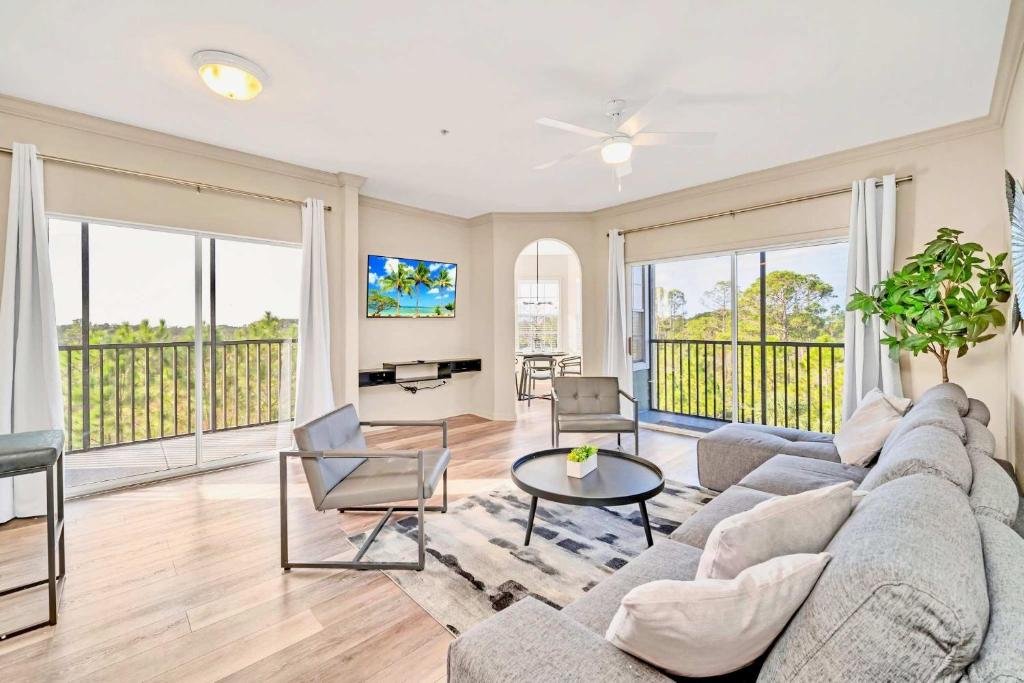 Spacious 3BR Condo with Pool and Hot Tub, near Disney!, Orlando