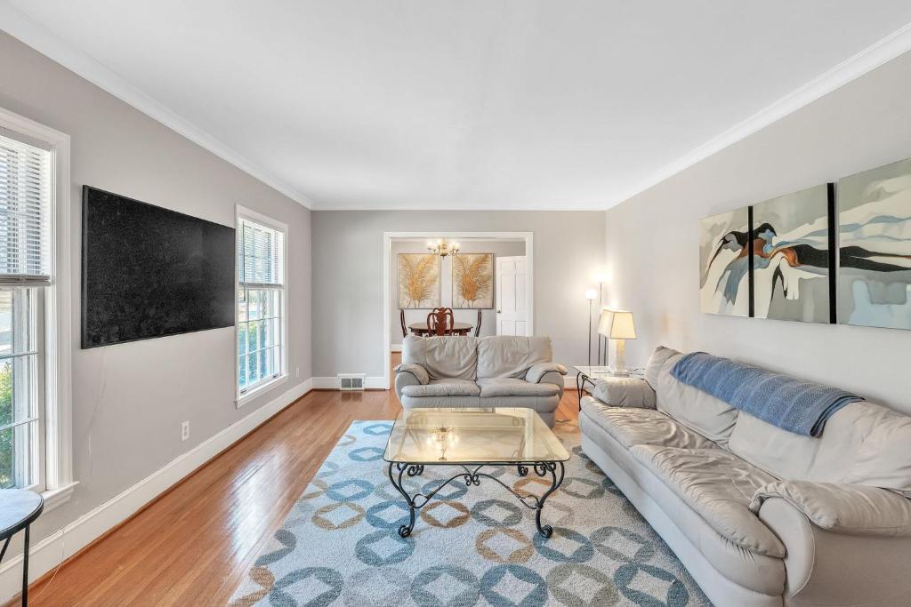 4 BR Ranch in Prime Southpark Backyard and Porch, Charlotte