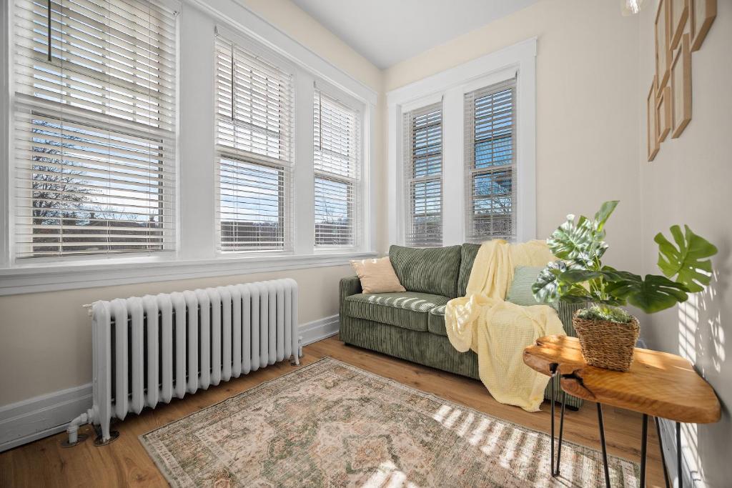 Charming Studio with Sun Room Sleeps 4, Pittsburgh