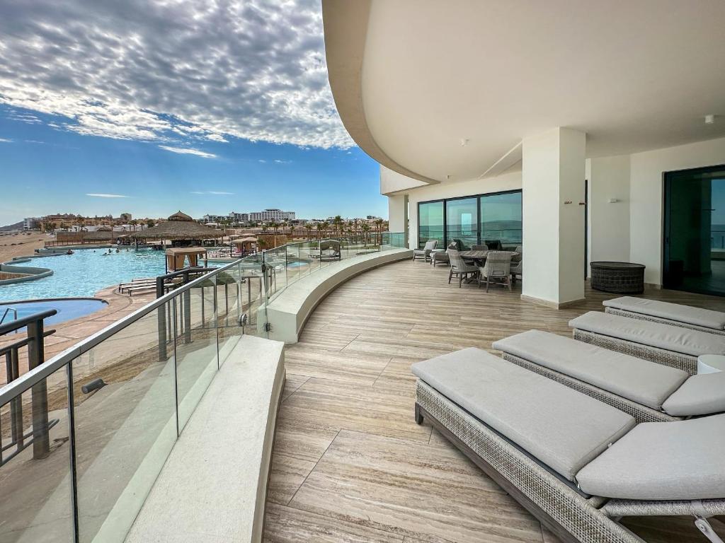 3BR Ground Floor Condo with Direct Pool Access #109 - 2