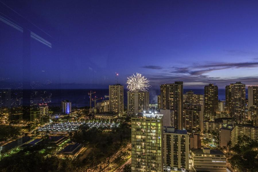 Hawaiian Monarch Penthouse 401 by Hawaii Ocean Club 전경