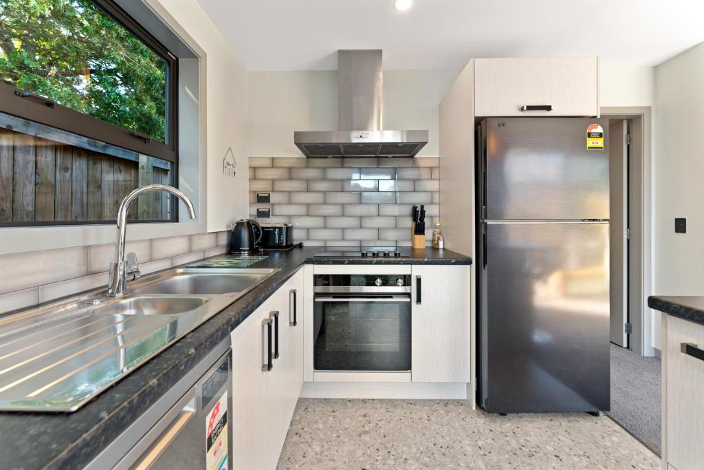 Sunny Side Getaway - 2 bdrm, close to town, Taupo