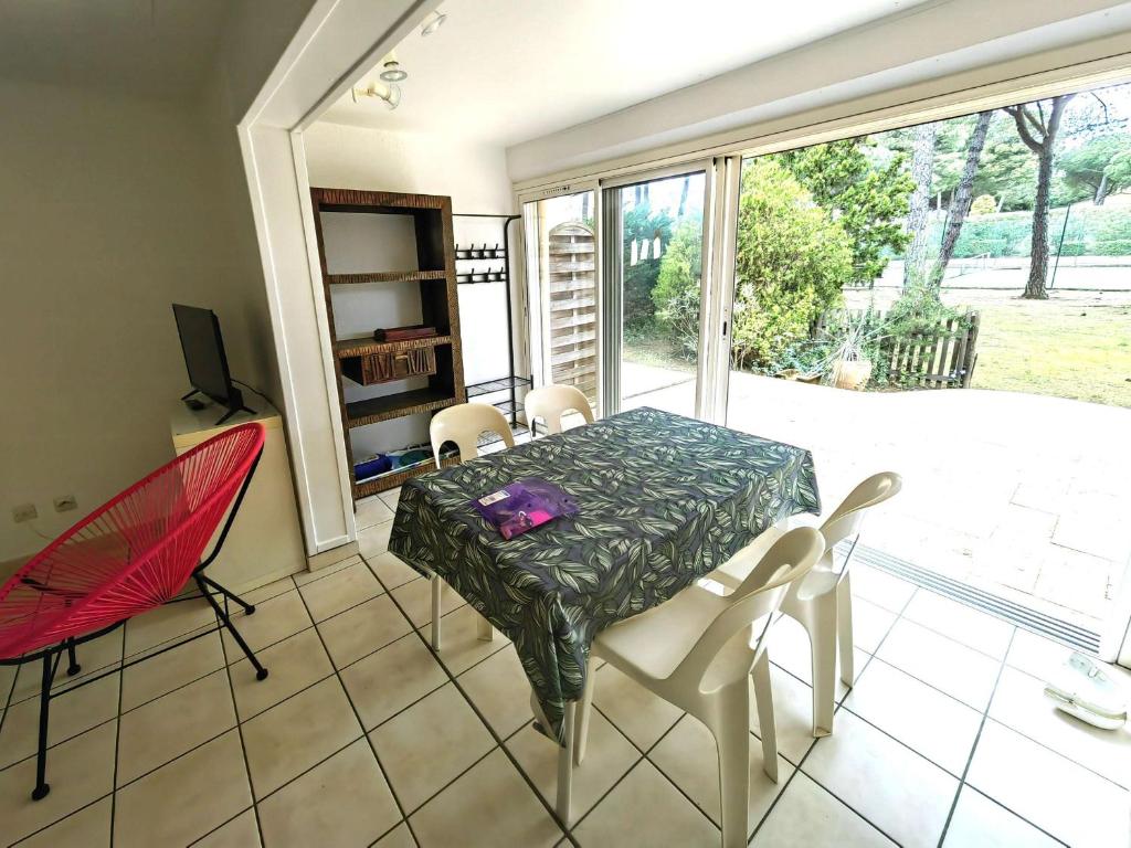 Charmant T2 en rez-de-jardin avec piscine, tennis et parking proche plage - FR-1-607-211 - 3