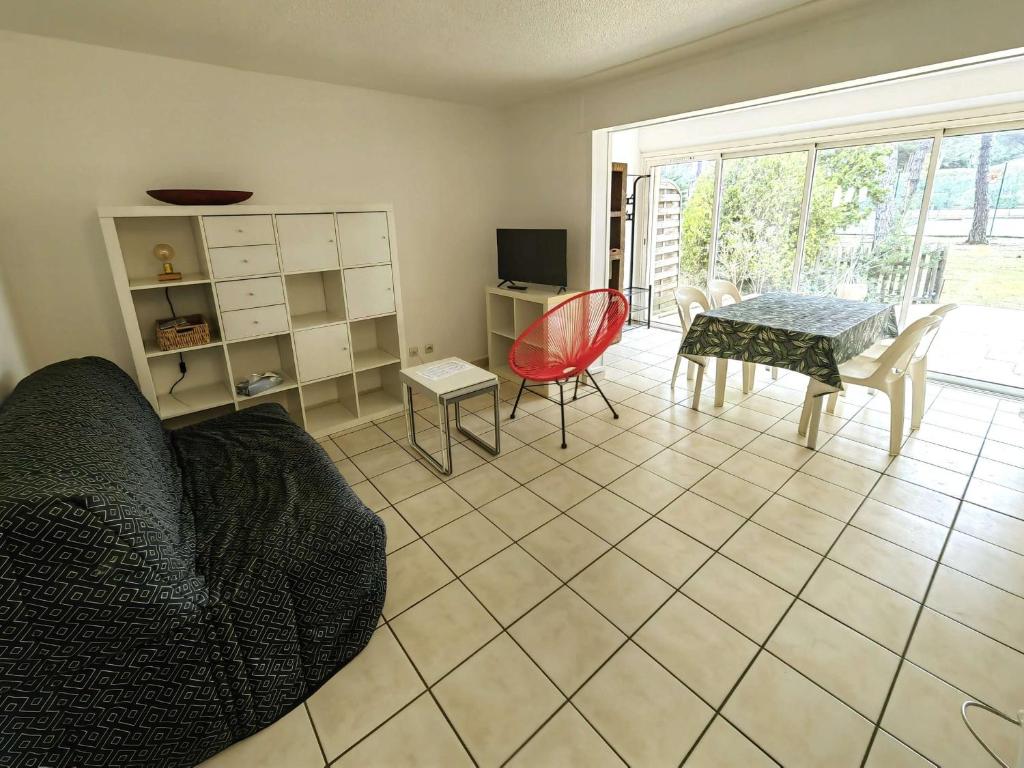 Charmant T2 en rez-de-jardin avec piscine, tennis et parking proche plage - FR-1-607-211 - 4